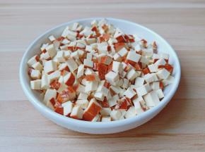 豆腐干切厚片再切丝切小丁。