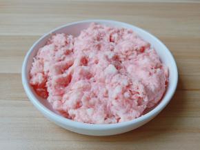 五花肉用搅拌机搅成肉泥。