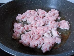 锅里加油，五成热下肉泥翻炒。