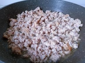 翻炒到肉泥变色。