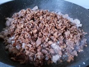 加入笋干丁大火翻炒。