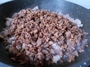 加入笋干丁大火翻炒。