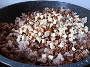 再加入豆干丁翻炒均匀。