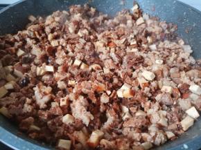 把调味料翻炒均匀盛盘晾凉备用。