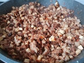 把调味料翻炒均匀盛盘晾凉备用。