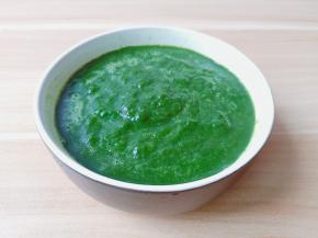 艾草放入破壁机，加温水搅拌成糊状。