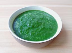 艾草放入破壁机，加温水搅拌成糊状。