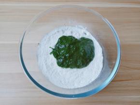 糯米粉与粘米粉混合均匀，慢慢倒入艾草糊。