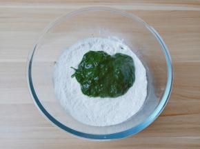 糯米粉与粘米粉混合均匀，慢慢倒入艾草糊。