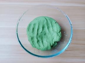 揉成面团就可以。