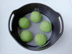 包好了放入蒸屉，蒸屉放入电饭煲按蒸煮键就可以了。

