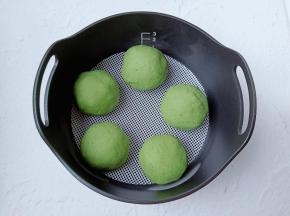 包好了放入蒸屉，蒸屉放入电饭煲按蒸煮键就可以了。

