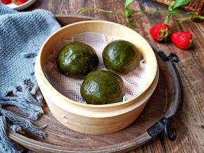 要想随时都可以吃上一口绿油油的青团，那就得趁着艾草生长的季节多采摘一点冰箱冷冻保存着，仿佛有了这一口绿，就能彻底唤醒自己沉睡的身体去追赶大自然前进的步伐。