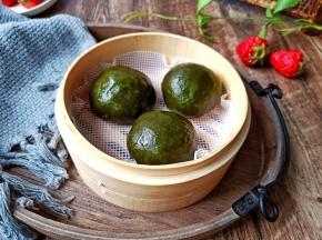 要想随时都可以吃上一口绿油油的青团，那就得趁着艾草生长的季节多采摘一点冰箱冷冻保存着，仿佛有了这一口绿，就能彻底唤醒自己沉睡的身体去追赶大自然前进的步伐。