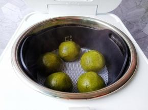 蒸熟出锅，趁热刷上色拉油可以防止相邻的青团彼此粘连。