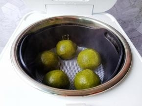 蒸熟出锅，趁热刷上色拉油可以防止相邻的青团彼此粘连。