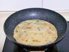 小火煎至微黄翻面。