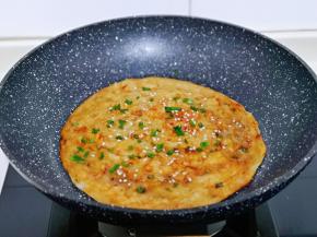  翻面后均匀的刷上调好的酱料，撒上熟白芝麻，这样就好啦！