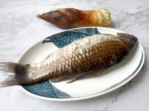 鲜笋自家山上挖来的，趁着新鲜焖鲫鱼吃。