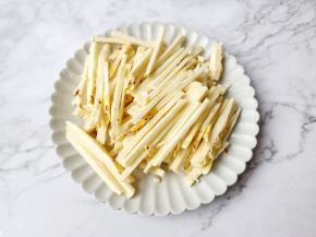 笋切片再切细丝备用。