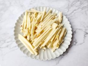 笋切片再切细丝备用。