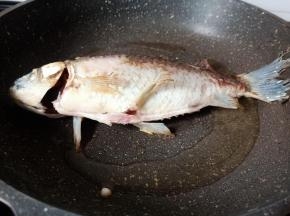 热锅热油下鲫鱼煎至两面微黄捞出。