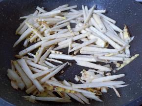 鲜笋热油下锅煸炒至微黄。