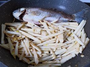 加入鲫鱼与生姜辣椒段。