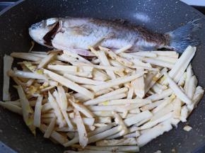 加入鲫鱼与生姜辣椒段。