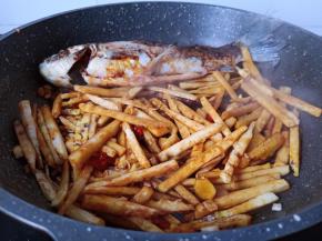 调味料翻炒均匀。