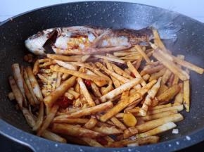 调味料翻炒均匀。