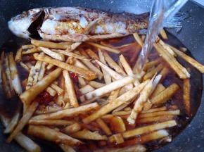 加适量的清水没过。