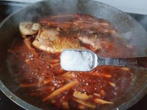 中火慢慢炖至10分钟加一勺盐。