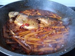 待汤汁差不多时开大火收汁。