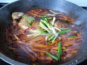 出锅前撒点香葱段。