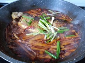 出锅前撒点香葱段。