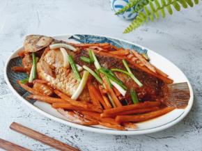 美美哒鲜笋炖鲫鱼来了。