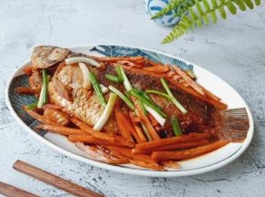 美美哒鲜笋炖鲫鱼来了。