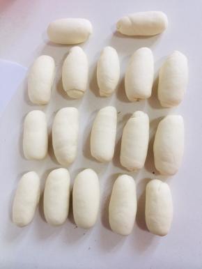 分成若干小剂子，揉搓成圆形或者是长条形状都可以，随你喜欢！