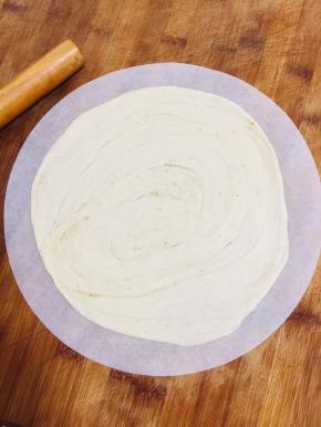 取出松弛好的面团，放在油纸上擀成薄片！