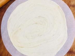 取出松弛好的面团，放在油纸上擀成薄片！