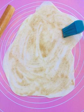 均匀的涂抹一层油酥！