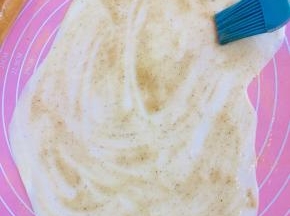 均匀的涂抹一层油酥！