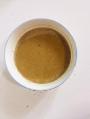 面粉中加入盐，五香粉，淋入热油搅拌均匀调成油酥备用！