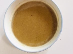 面粉中加入盐，五香粉，淋入热油搅拌均匀调成油酥备用！