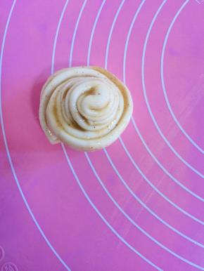 尾巴处压在下面！