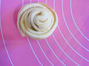 尾巴处压在下面！