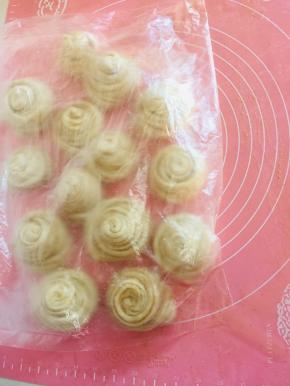 做好后盖上保鲜膜，松弛10分钟！（其实做完最后一个饼胚，第一个做的就松弛的差不多了！可以下一个步骤了！）