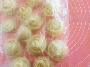 做好后盖上保鲜膜，松弛10分钟！（其实做完最后一个饼胚，第一个做的就松弛的差不多了！可以下一个步骤了！）