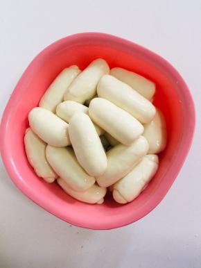 在面团上下两面刷油，盖上保鲜膜，醒面40分钟！